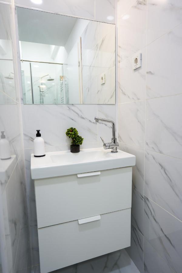 Minimalist Design Apartament In Magheru ブカレスト エクステリア 写真